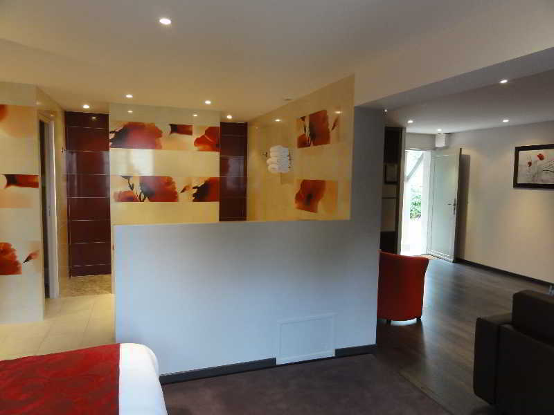Hotel Restaurant Les Coquelicots, The Originals Relais Saint-Pardoux-l'Ortigier Экстерьер фото